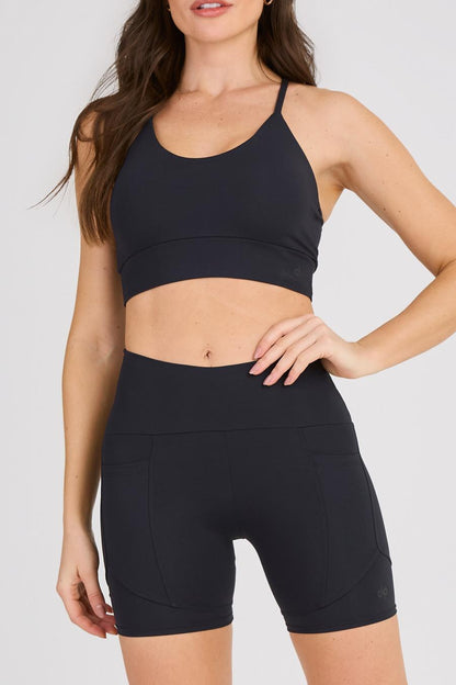 SHORTS ESSENTIAL COM RECORTES E BOLSO CRIS